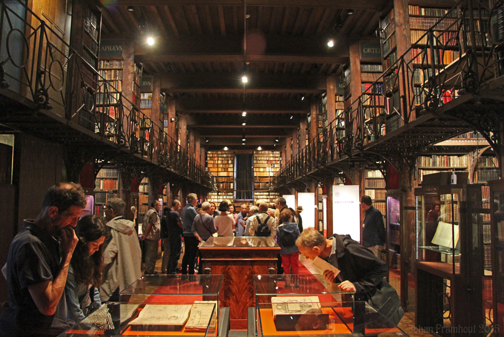 De oude stadsbibliotheek van Antwerpen bezichtigd op een opendeurdag