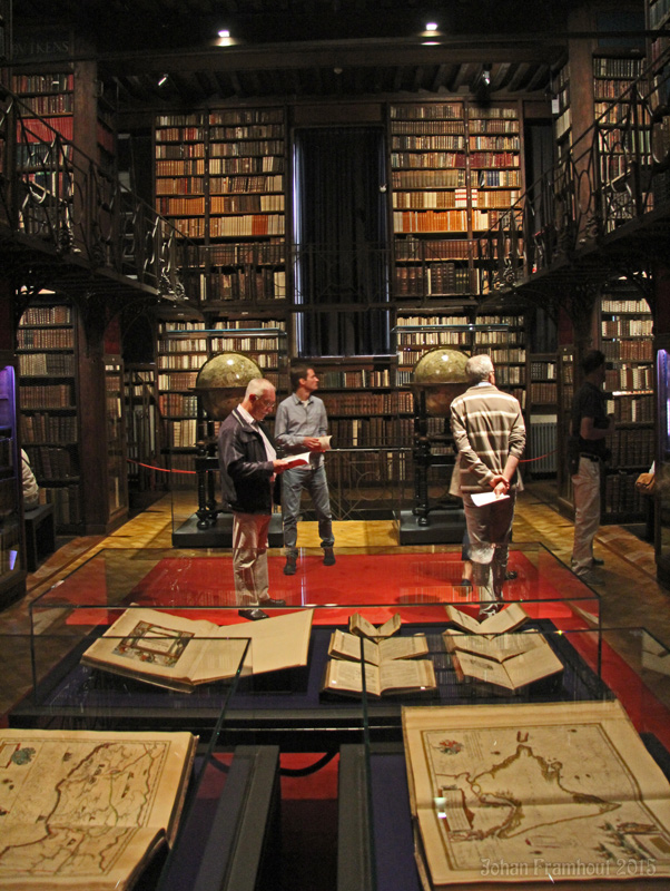 De oude stadsbibliotheek van Antwerpen bezichtigd op een opendeurdag