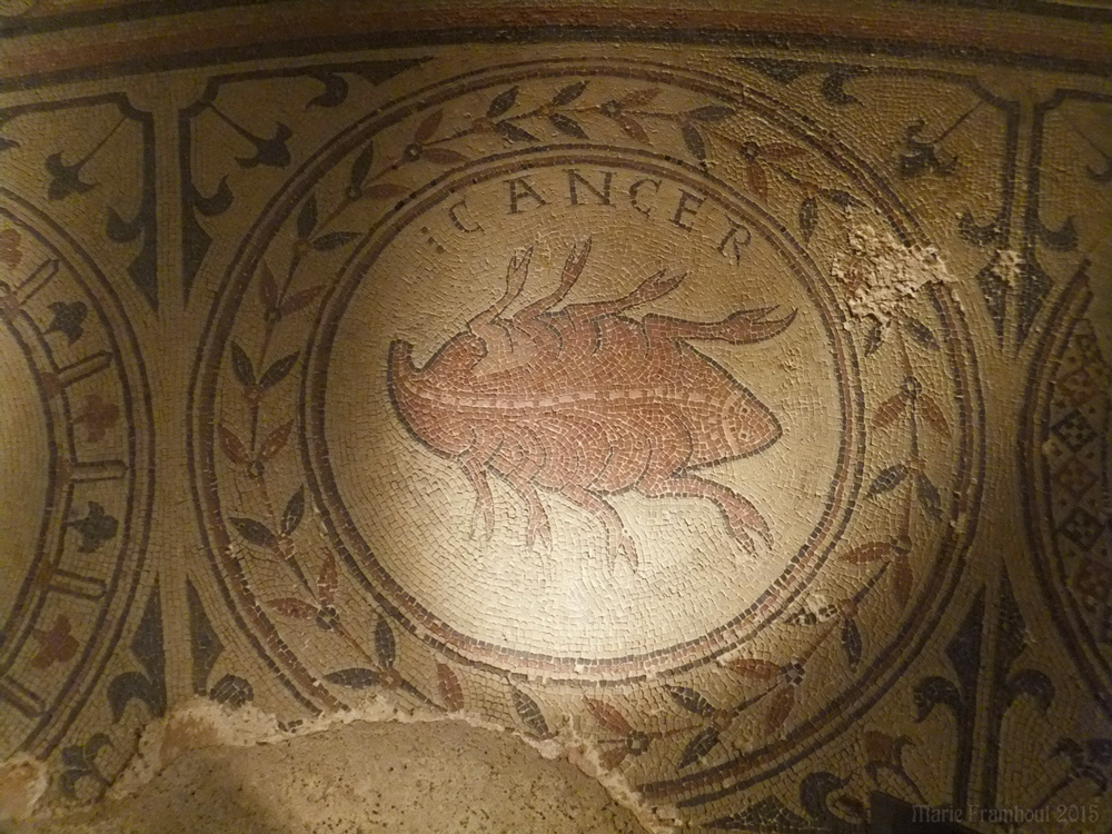 Tournus, interieur van de kerk van de abdij Saint-Philibert, Romeinse vloer met dierenriem