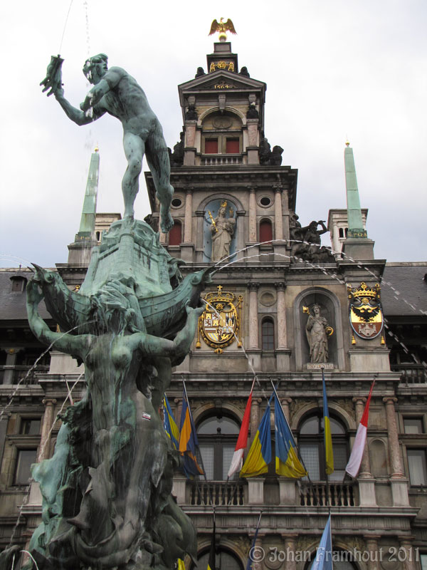 Antwerpen, Grote Markt, standbeeld van de handwerper en stadhuis 