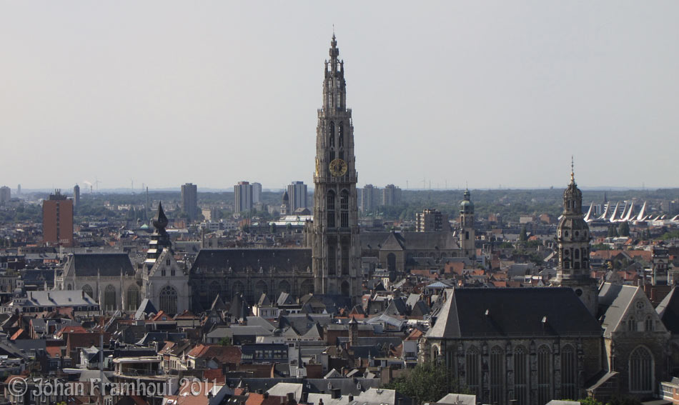 Antwerpen, vanop het nieuw museum MAS, met de kathedraal