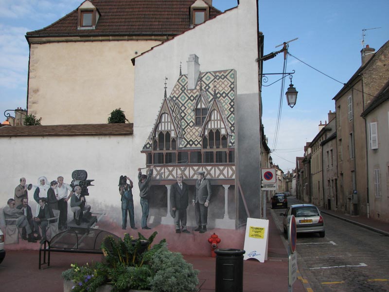 straat in Beaune met muurschildering 