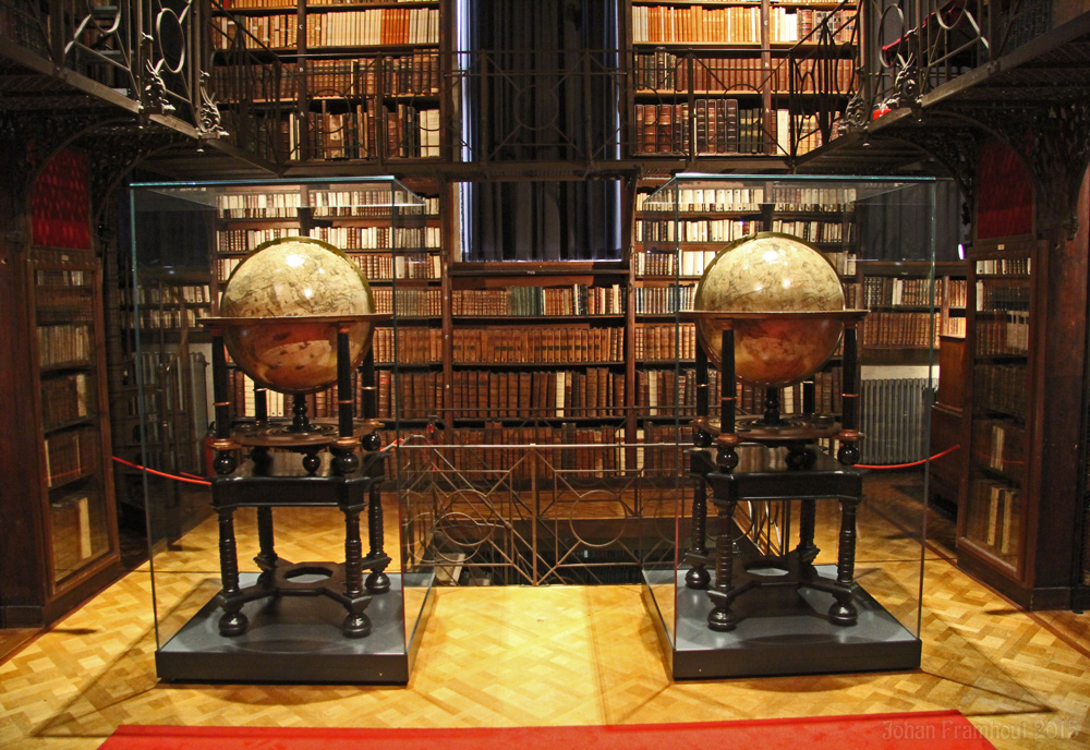 De oude stadsbibliotheek van Antwerpen bezichtigd op een opendeurdag
