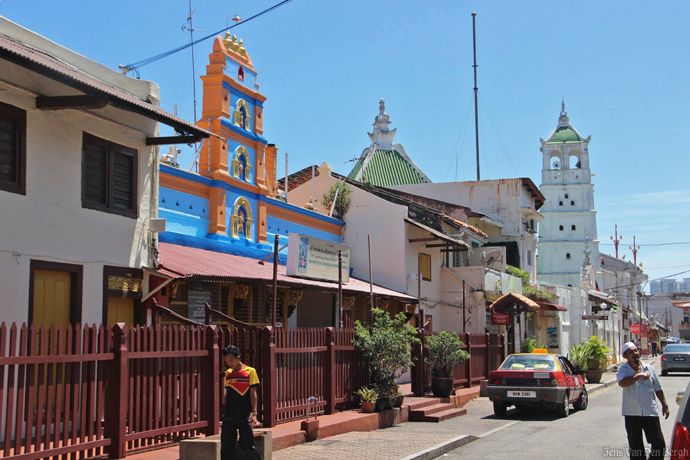Hindu temple (Sri Poyattha Vinayagar Moorthi) and mosque (Masjid Kampung Kling) neighbouring each other